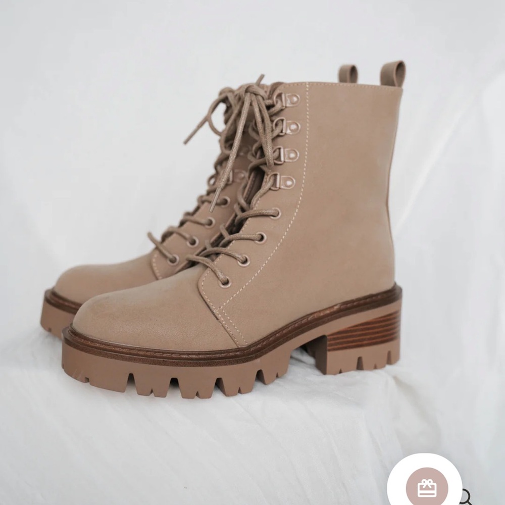 Combat boots
